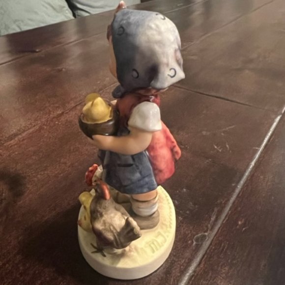 Goebel Hummel Figurine 'Feeding Time' 199/0 Girl with Chickens West Germany - Picture 6 of 11